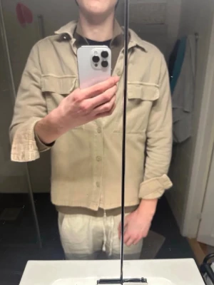 Overshirt beige Jack and Jones gammal moddel  - Tjenare, säljer en  snygg och fräsch Overshirt från Jack and Jones, en gammal model som ej säljs mer, Storlek M, Hör gärna av dig ifall du har frågor eller funderingar😎