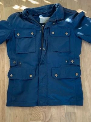 Fieldjacket  - Snygg marinblå fieldjacket från Zara. Pris kan diskuteras. Tveka inte med frågor i dm 