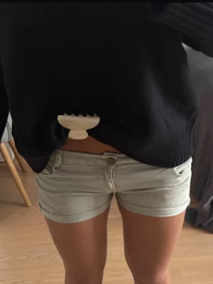 Lågmidjade ljusgröna jeansshorts - Snygga lågmidjade jeansshorts från Zara trafaluc i en ljus grön färg. Jätte skön passform och fina till sommaren!