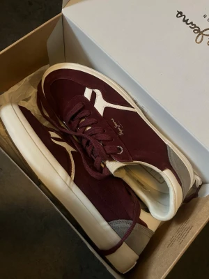 Pepe jeans skor röd - Snygga och unika pepe jeans skor som är HELT oanvända så skicket är självklart som helt nya men säljer för ett pris mycket billigare än ny pris😊 hör av dig vid minsta lilla fråga och priset är inte hugget i sten vid snabb affär