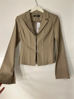 Beige kavaj från Gina Tricot - Supersnygg