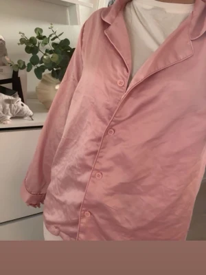 satinpyjamas 🌷Ladies Lounge - Säljer en rosa satinpyjamas från Ladies Lounge i storlek S. jätte len och mysig och sommar direkt i 
