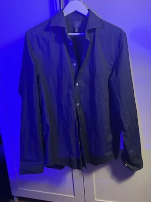 H&M skjorta - Skjortan är i väldigt bra skick och är riktigt frän också, personligen tycker jag den ser bättre ut med uppkavlade ärmar men passar bra med de nere också.