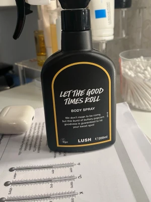 LUSH Let The Good Times Roll Body Spray - LUSH Let The Good Times Roll Body Spray. Doften beskrivs som smörig popcorn med vanilj. Jag har försökt ge den flera chanser men faller mig ej i smaken. Uppskattar att det är 65-70% kvar.