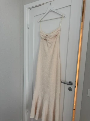Långklänning från Adoore - Rio Maxi Dress från Adoore!! En superfin bandeau klänning, i krämvit färg! Aldrig använd 💞(Finns ej kvar på hemsidan)