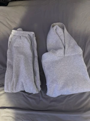 Grå tracksuit - Bekväm Tracksuit, mycket bra skick