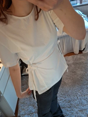 Vit topp med knyt i sidan - Använd 1 gång💕