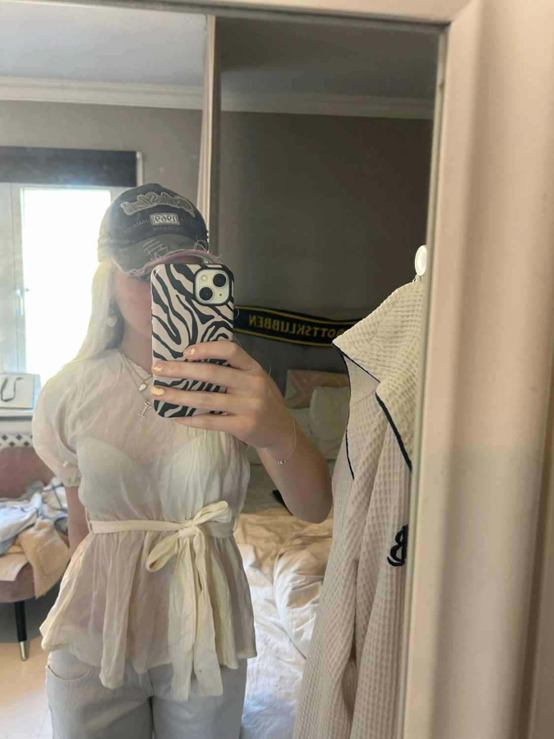 Vit omlottopp med knytband