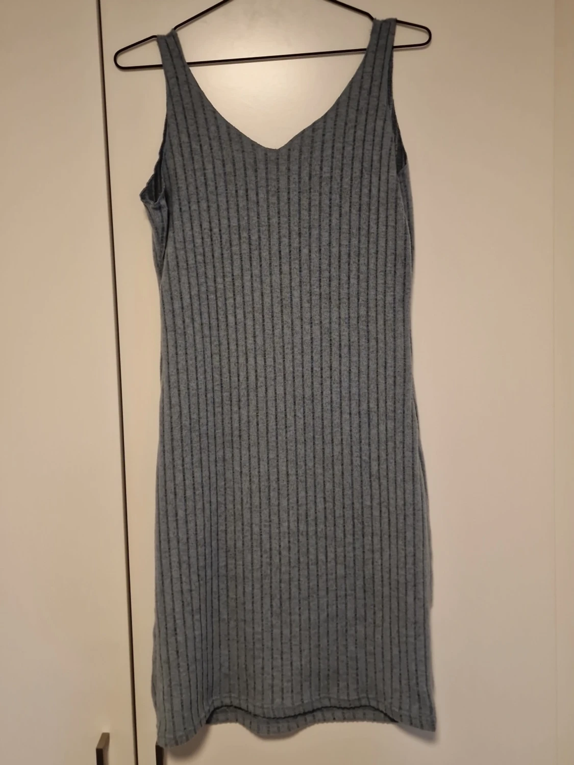 Grå ribbad ärmlös klänning