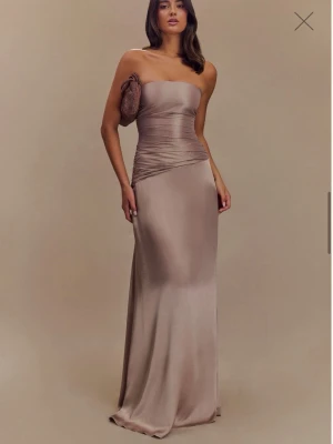 Balklänning  - Säljer denna otroliga och oanvända balklänning! Prislapp kvar, endast testad hemma!! Nypris på denna klänning är 1.900 kr, och storleken på denna klänning är xxs, MEN den är stor i storleken då jag är i xs-s och den passade mig! Säljer eftersom jag valt en annan klänning😘