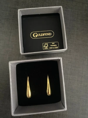 Guldörhängen 18 karat 5 gram  - Väger 5 gram totalt. 