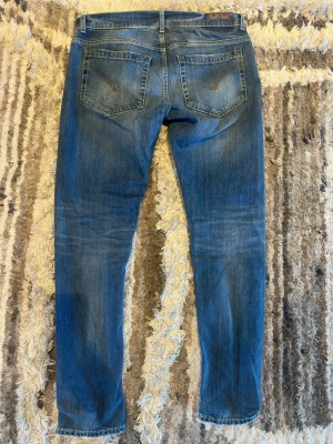 Ljusblåa Dondup George jeans Strl 33 - Säljer ett par riktigt snygga och unika dondup jeans då de inte passar!! Hela o rena jeans med riktigt snygga slitningar vid knän och fickor🤩 De är i storlek 33 och i modellen George som är en slim fit modell! Bara o skriva vid frågor eller om fler bilder behövs😁
