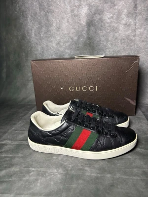 Gucci ace sneakers svarta - Mycket fint skick | Size uk 8 passar 42  | box och gucci kort medföljer | fraktar spårbart inom 24 timmar |  för att köpa klicka ” köp nu” | vid frågor skriv ett meddelande |