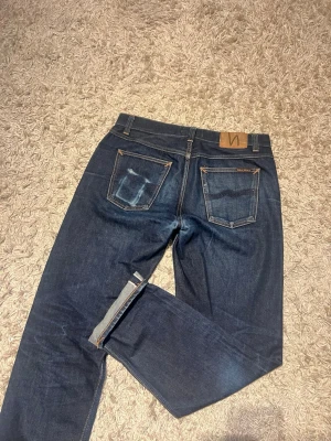 Nudie jeans Gritty jackson dry selvedge 32 31 straight fit grisch archive dry denim - Dry Selvedge nudie jeans i straight passform med en riktigt najs fade med hög potential modell gritty jackso. Mycket bra skick inga defekter. Storlek 32/32, sitter även bra på 31/31. Postas antigen samma dag som köp eller dagen därpå🙌💯