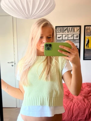 Mintgrön stickad väst - Superfin ljusgrön stickad väst som går att styla på olika sätt💚 Västen har rund halsringning och korta ärmar med mudd. Modellen är kroppad.