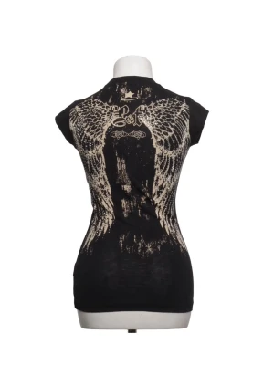 Svart t-shirt med vingar  - Cool svart t-shirt med beige tryck av vingar på ryggen och axlarna samt textdetaljer både fram och bak. T-shirten har korta ärmar och en figurnära passform. Perfekt för dig som gillar edgy och unika plagg.