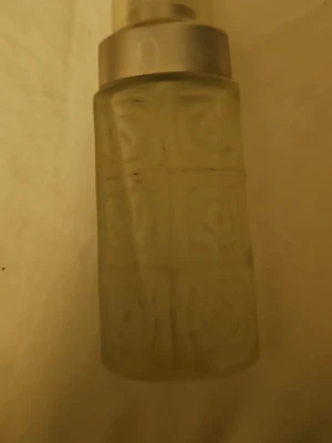 Frostad parfymflaska med silverdetalj - Unik parfymflaska i frostat glas med ingraverade spiralrutor och en snygg silverfärgad spraykork. Flaskan har en cylinderform och känns både modern och stilren – perfekt för dig som gillar detaljer.