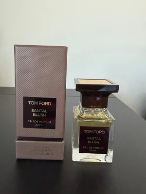 Tom Ford Santal Blush EdP 30 ml - Exklusiv parfym från Tom Ford, Santal Blush Eau de Parfum i 30 ml föaska. Endast ett fåtal sprayningar använda. Köpte den från Åhlens. Priset för en ny är 1850 sek.