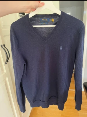Ralph Lauren Tröja Merino - Mörkblå tröja i materialet merino. Fint skick på den. Skriv vid funderingar!