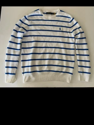 Stickad Ralph Lauren Tröja - Riktigt snygg Ralph Lauren tröja som tyvärr blivit för liten. Endast blivit använd ett fåtal gånger. Passar perfekt nu till våren/sommaren. Storlek S