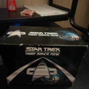 Star Trek: Deep Space Nine - The Full Journey - Hela Star Trek: Deep Space Nine-serien i en snygg box! Perfekt för dig som älskar episka rymdäventyr, futuristiska världar och spännande berättelser. En samlarutgåva för alla sci-fi-fans och Star Trek-entusiaster. Skicket är som ses i bilden be gärna för mer bilder. 