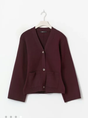 Knitted cotton cardigan Gina tricot - Använd ett par gånger och är i bra skick. Säljer för 350 men kom gärna med prisförslag🤍