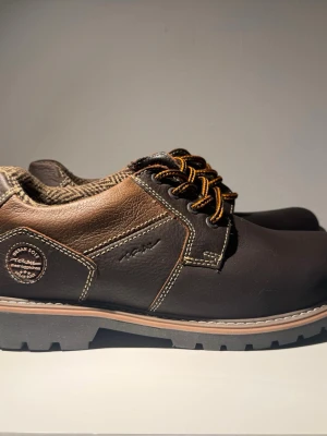 Oanvända skor stl 42 – kraftiga & bekväma - Helt nya boots i storlek 42, aldrig använda.  Väldigt robusta och bekväma skor, passar perfekt för höst och vinter. Tjock sula och bra grepp.  Perfekta för vardag eller arbete. Rejäla höst och vandringsskor!   Nypris ca 800 kr.  Säljes pga används inte.   Kan skickas eller hämtas 