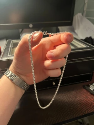 Tvinnat silver halsband  - Snyggt tvinnat halsband, standard storleken alltså 50cm långt och 4mm tjockt. Helt nytt. (Silverplaterat)