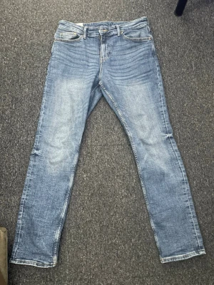 Slim jeans  - Det är ett par slim jeans i strl 32/32 från hm, har använt ca 5 gånger så är jättefint skick på de. Hör av er vid frågor och funderingar!