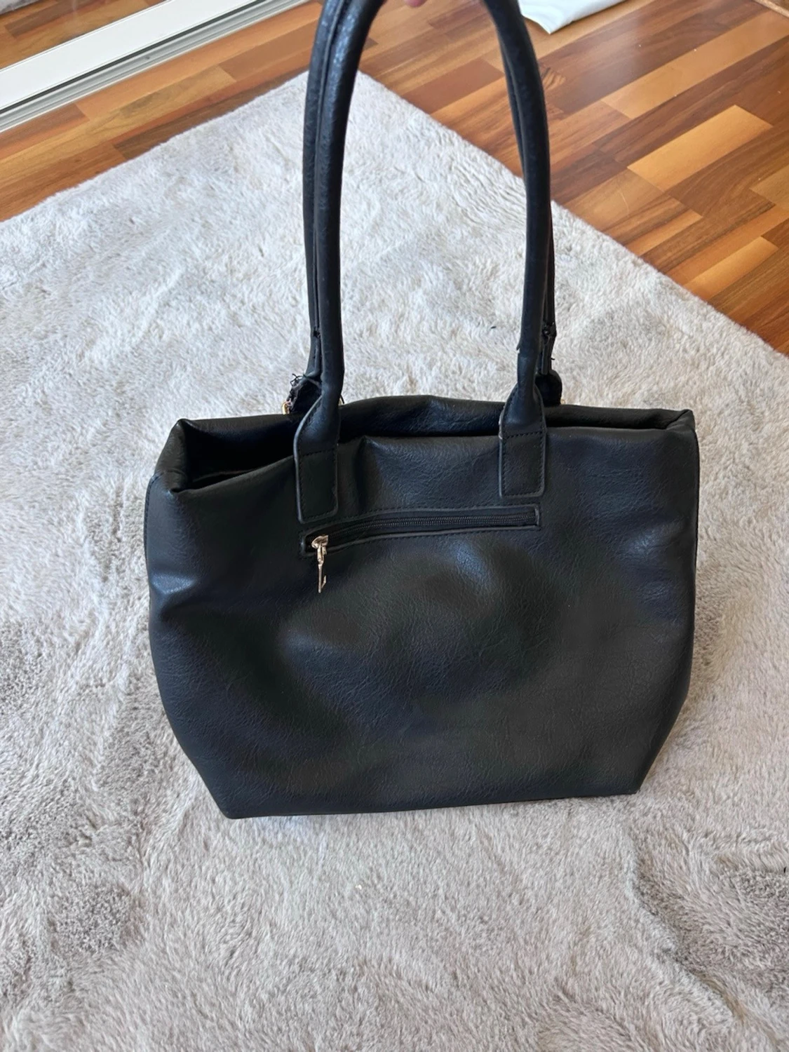 Svart axelväska i konstläder