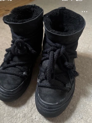 Svarta klassiska Inuikkis i storlek 38 - Säljer ett par svarta Inuikkis i stl 38. Vår hund råkade leka med dem så de är lite trasiga högst upp men annars i bra skick, syns ej under byxor. 
