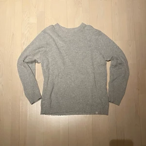 Stickad tröja  - Tjena! Säljer nu denna extremt stilrena stickade tröja från märket solid. Storlek XL och i mycket bra skick. Priset är ej hugget i sten så hör av dig vid minsta fundering:)