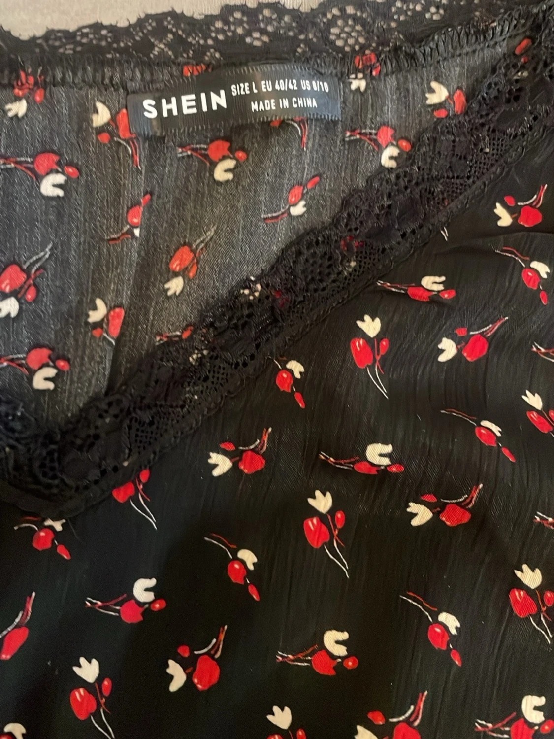 Svart blommig blus från SHEIN - 1