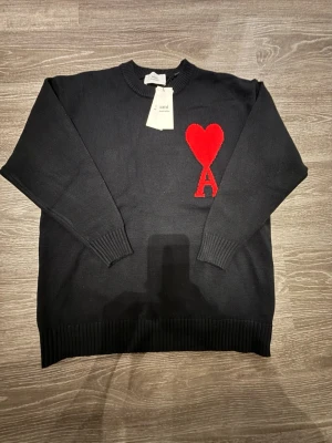 Svart stickad tröja  - I bra condition pris kan diskuteras dm vid intresse 