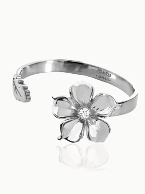 Silverfärgat armband med blomma - Helt nytt armband från IOAKU, nypris 699kr. Skriv vid minsta fråga.