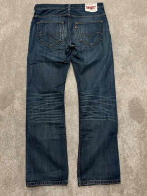 Levi's jeans - Levi's Jeans | Skick 9/10 mycket bra | *Lagning höger knä | Nypris ca 2500kr | Mitt pris 699kr | Uppskattad storlek 34/34 (ingen size tag) | Modellen är 182cm och väger 67kg | Midja: 45cm | Ytterbenslängd: 111cm | Benöppning: 23cm | Lår: 30cm | Jeansen kan sys upp vid efterfrågan | Kom gärna pm vid frågor eller funderingar |