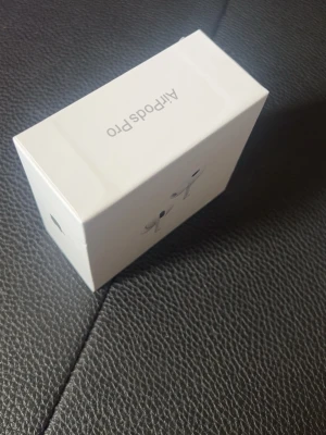 Apple AirPods Pro trådlösa hörlurar - Säljer ett par Apple AirPods Pro i vit färg. De är trådlösa in-ear hörlurar med stilren design och levereras i originalförpackning. Perfekta för musik, samtal och träning. Materialet är plast och de har en kompakt form.