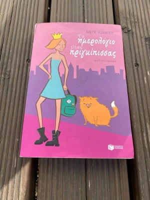 Grekisk bok alla åldrar lätt använd - En pedagogisk och nybörjarvänlig bok som lär ut grekiska steg för steg. Den innehåller tydliga förklaringar, enkla övningar och praktiska exempel från vardagen. Passar både barn och vuxna som vill lära sig grunderna i grekiska på ett roligt och lätt sätt.