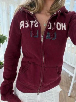 Hollister vintage zip - Storlek M, kan kännas som en S. Sällsynt modell med gamla loggan. Skickas inom 24h. Se liknande plagg i min profil! 
