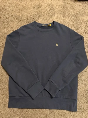 Mörkblå sweatshirt från Polo Ralph Lauren - Säljer en Ralph lauren Sweatshirt. Mycket fint skick knappt använd. Väldigt stilren och skön. Frågor? Kontakta mig✅ Allt gott, mvh Noah