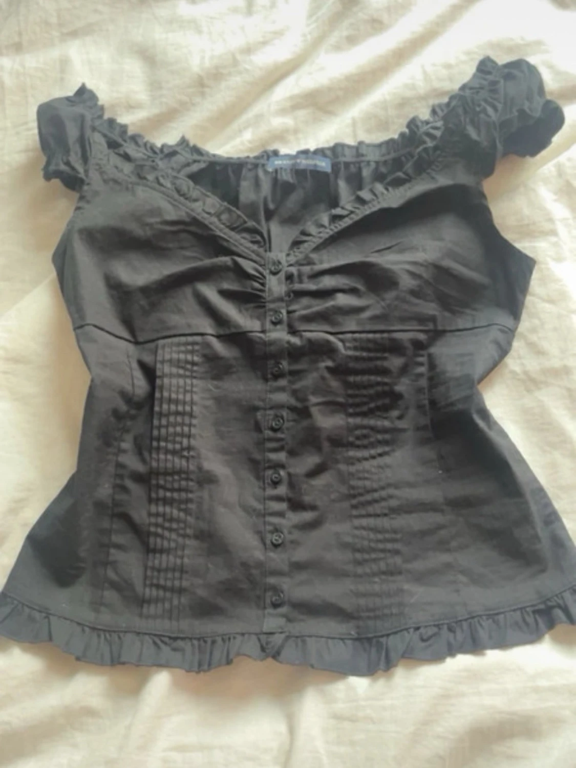 Svart blus med volang och knappar - 1