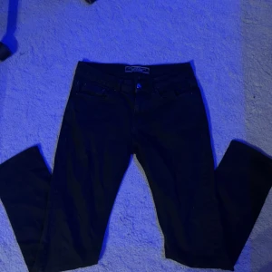 Svarta slim jeans från Urban Denim/Gian Tricott - Säljer ett par svarta skinny jeans från Urban Denim/Gina Tricot. Jeansen har klassisk femficksmodell, normalhög midja och smal passform hela vägen ner. Perfekta till en avslappnad eller trendig look. Materialet är stretchigt för extra komfort.