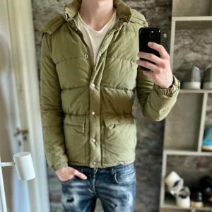 Ralph Lauren Denim Supply Jacka - Bra skick, inga defekter men lite solbränd. Storlek 48/S passar dig som är mellan 175-185cm. Nypris ca 3000kr. Modellen är 185 cm, 79 kg. Passar bra nu till höst/vinter. Skriv för mer information!🤝 