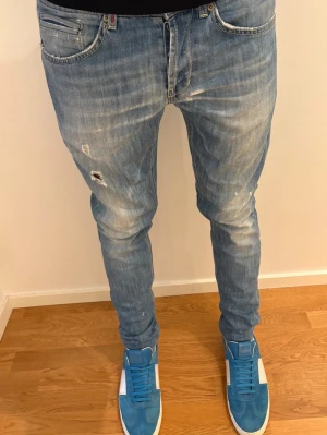 Dondup jeans - Säljer dessa riktigt feta dondup jeans | Storlek: 34 | Modellen har original slitningar från fabrik vilket är väldigt eftertraktat och populärt | Jeansens slitningar är lite tunna som syns på bild | Skriv vid minsta fråga eller fundering 🤝