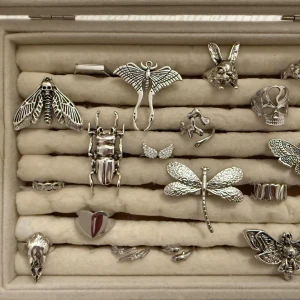 Massa nya ringar i lager!! -  Obs. En del ringar är exkluderade från erbjudandet. Massa olika ringar i olika modeller. De är justerbar och passar därför alla. Ringarna är guld/silver pläterade.  Skriv för specifika bilder och pris då vissa är billigare än andra ! Kontakta vid intresse av köp! 💓( pris mellan 89-139kr )