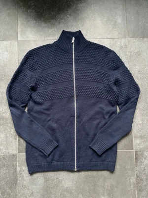 Samsoe samsoe full zipper  - Tjena, säljer nu denna riktigt snygga och populära Samsoe samsoe zip tröjan i bra skick, inga skador, storlek S, hör av er vid frågor och funderingar🙌🤝 
