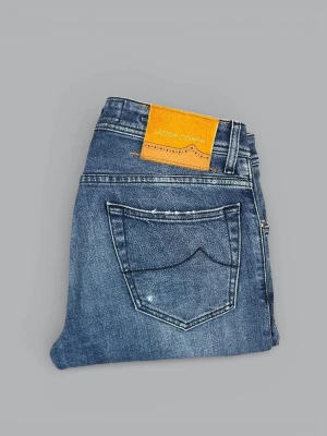 Blå Jacob Cohën Jeans | W31 - • The garment has been gently used and is in very good condition  • Size: W31 | Model: 622  • Retail price: 5500 SEK / 522€  • Jeans have been tailored. Length: 103 cm.