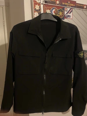 Svart overshirt från Stone Island - Säljer denna stone island overshirten. Knappt använd, tags tillkommer, skick 9,5/10!  Köpt på Vinted så är osäker på äktheten därav priset!   Hör av dig vid minsta lilla funderingen!
