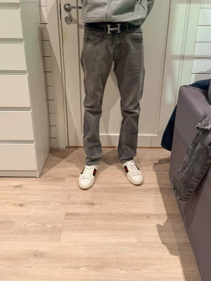 Gråa replay anbass jeans - Säljer ett par gråa replay anbass jeans i storlek 31/32 i ny skick 