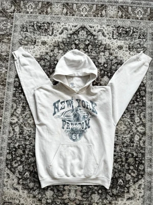 Vintage hoodie med New York-tryck🗽 - Säljer en vintqge hoodie med tryck av Frihetsgudinnan och texten 'New York Freedom’. Storlek S/M i bra skick! Skriv för mer info!